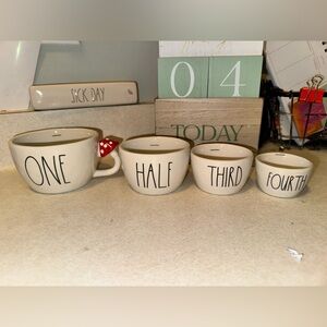 Rae Dunn mushroom measuring cups - yes